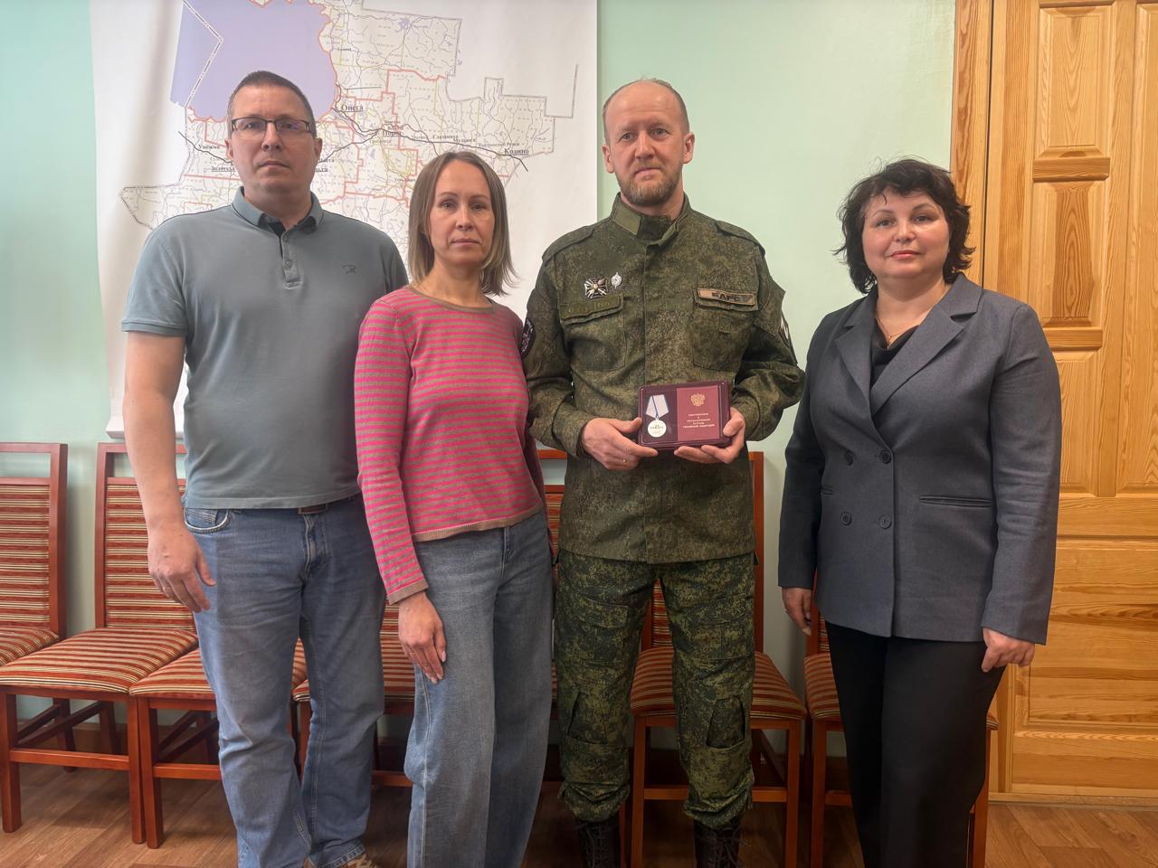 Сегодня, глава Онежского муниципального округа Вера  Пономарева вручила медаль &quot;За отвагу&quot;.