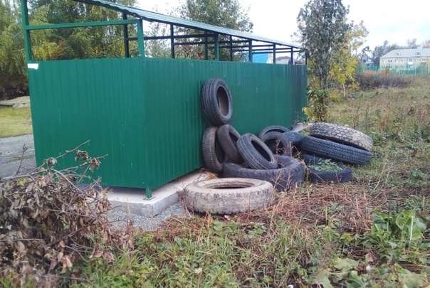 Шинам не место на контейнерной площадке.