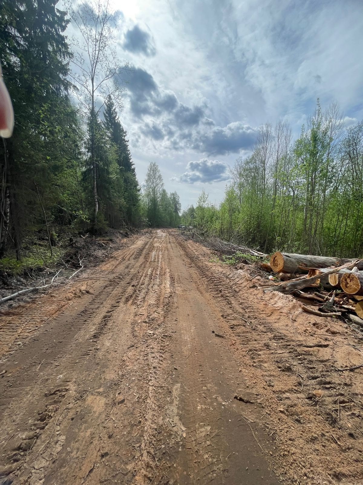 На территории городского кладбища в городе Онеге продолжаются работы по улучшению условий размещения мест погребения.