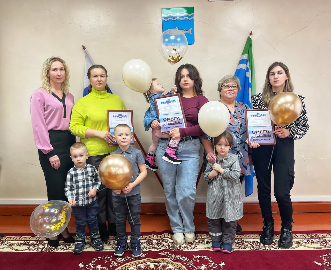 Вручение сертификатов молодым семьям.