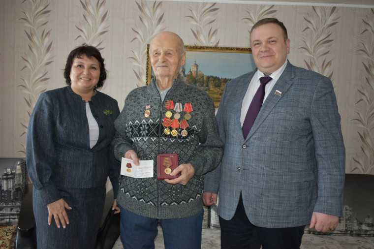 Вручение юбилейных медалей. Вручение юбилейных медалей.